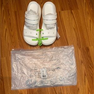 Crocs Mega Crush Sandals – White – NWT – Men’s size 8 Women’s Size 10